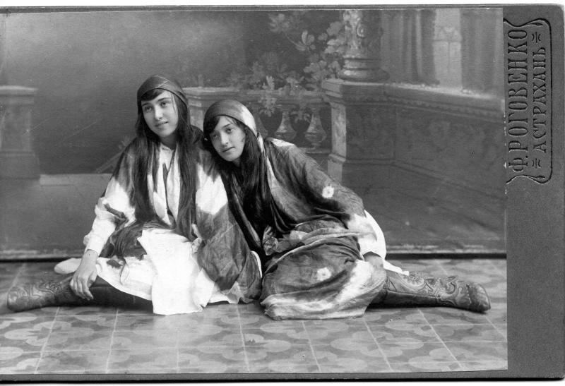 Две девушки в татарских костюмах, 1900-е, Астраханская губ., г. Астрахань
