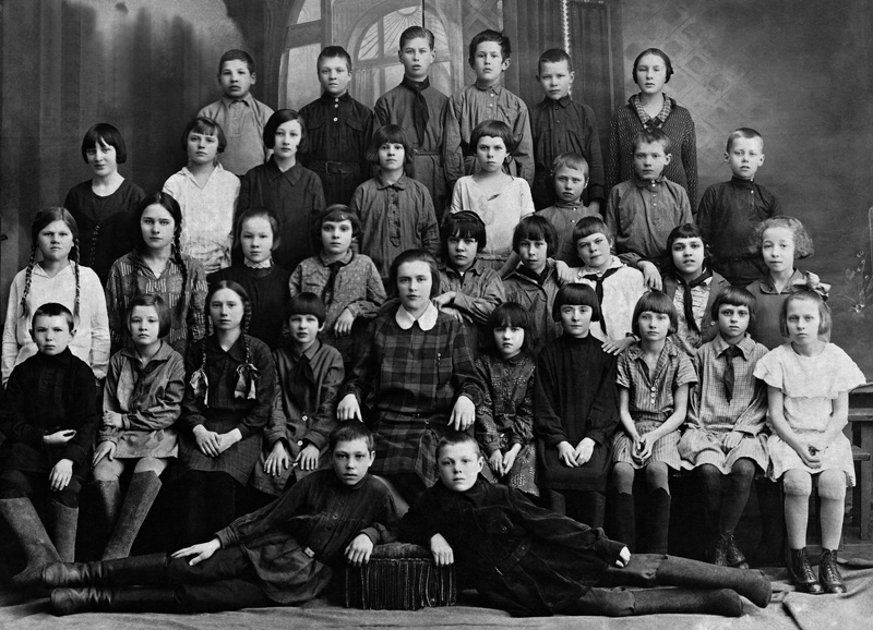 IV группа школы – семилетки, 1930 год, г. Ленинград. Выставка «В школу!» с этой фотографией.