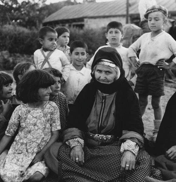 Пожилая женщина с детьми, 1960-е, Армянская ССР