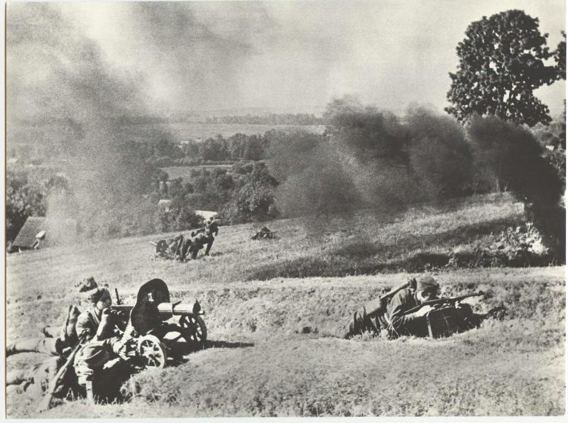 В бою, август 1944, Украинская ССР. 2-я отдельная чехословацкая воздушно-десантная бригада в окрестностях Проскурова (ныне – Хмельницкий).