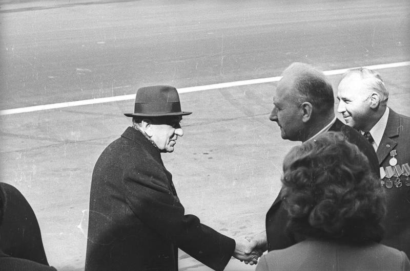Виктор Гришин приветствует руководителей ЗИЛа, 30 апреля 1976, г. Москва
