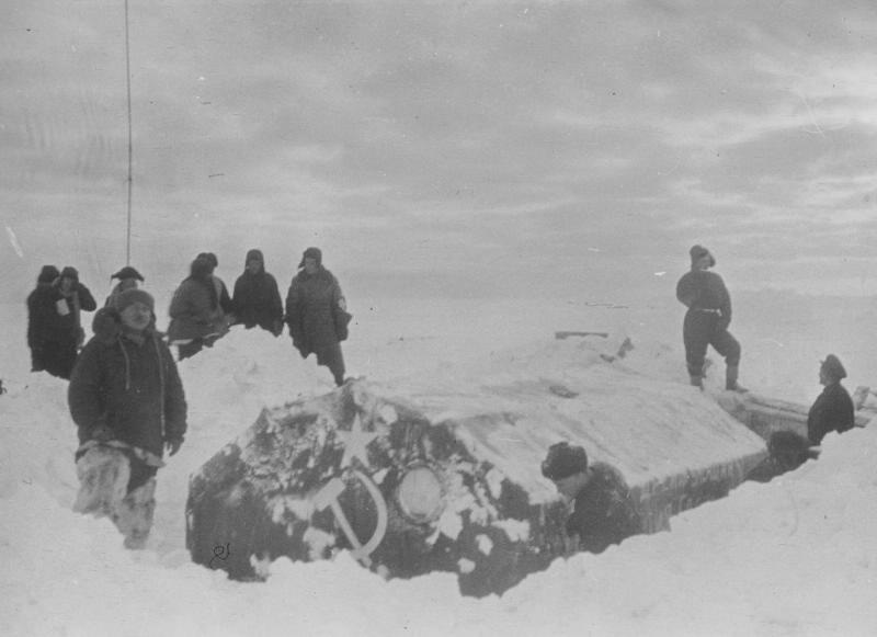 Иван Папанин, 6 июня 1937 - 19 февраля 1938, Северный полюс. Высадка экспедиции на лед была выполнена 21 мая 1937 года. Официальное открытие дрейфующей станции «Северный полюс-1» состоялось 6 июня 1937 года. Через 9 месяцев дрейфа (274 дня) на юг станция была вынесена в Гренландское море, льдина проплыла более 2000 км. Ледокольные пароходы «Таймыр» и «Мурман» сняли полярников 19 февраля 1938 года.