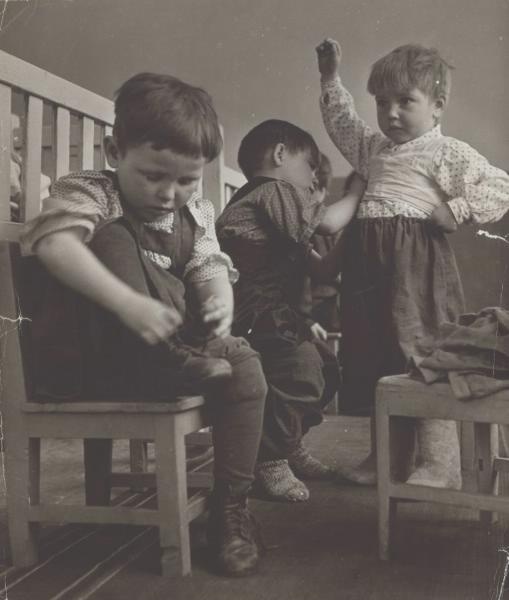 «Перед сном...», 1950-е, Алтайский край, Шипуновский р-н, колхоз им. Молотова. Выставка «Дети» с этой фотографией.&nbsp;