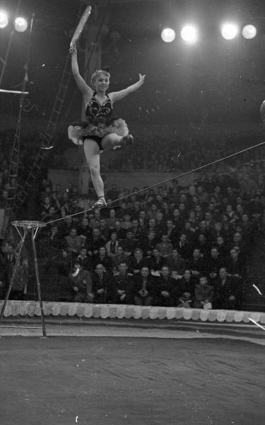 Танцовщица на проволоке Нина Логачева, 1955 - 1958, г. Москва. Московский цирк на Цветном бульваре.