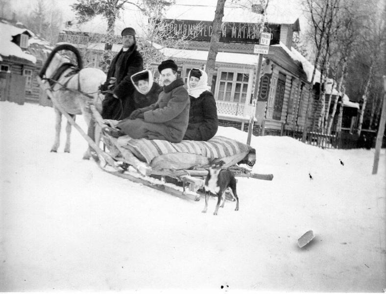 Группа людей зимой в санях, 1910-е. Надпись на вывеске: «Гастрономический магазин».Выставки:&nbsp;«Рождественское настроение»,&nbsp;«Рождественская радость»  с этой фотографией.&nbsp;