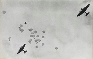 Авиационный праздник в Тушино, 1934 год, Московская обл., пос Тушино. Выставка «Парашютисты» с этой фотографией.В 1960 году Тушино вошло в состав Москвы.