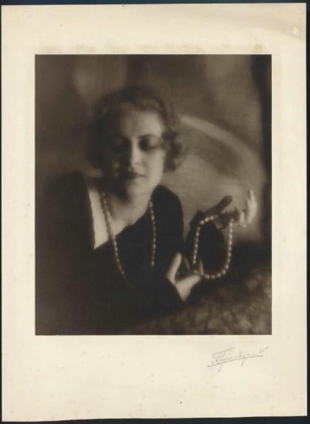 Жемчуг, 1925 год. Выставка «В стиле НЭП» с этой фотографией.