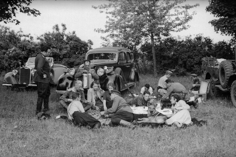 Советские военные и женщины на пикнике, 1945 год, Германия