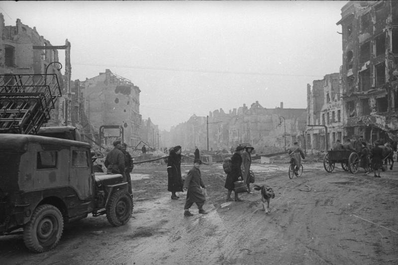 Мирные жители, возвращающиеся в Берлин, 1945 год, Германия, г. Берлин