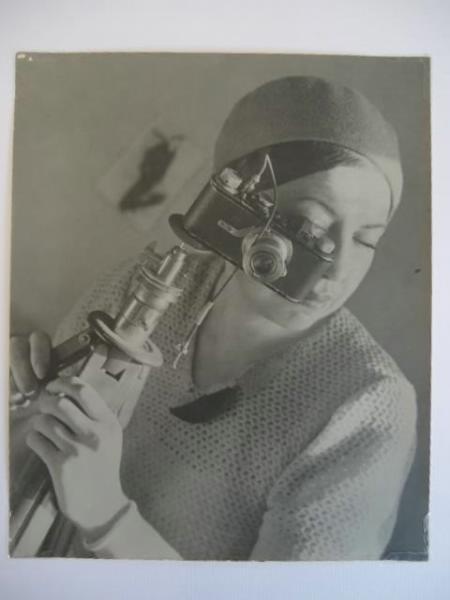 Регина Лемберг с фотоаппаратом «Лейкой», 1935 год