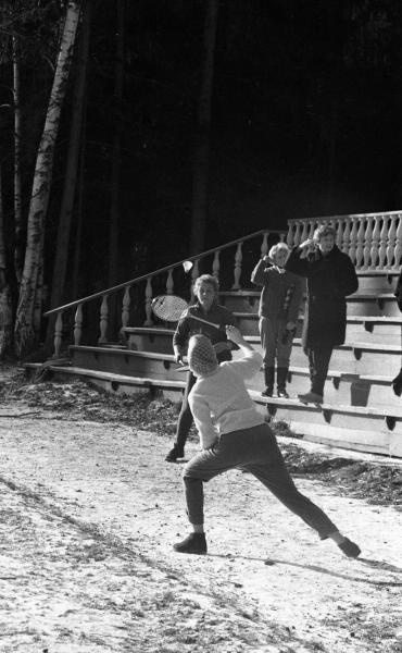 Игра в бадминтон, 1963 - 1964, г. Москва. Выставка «Игра длиной в полвека» с этой фотографией.