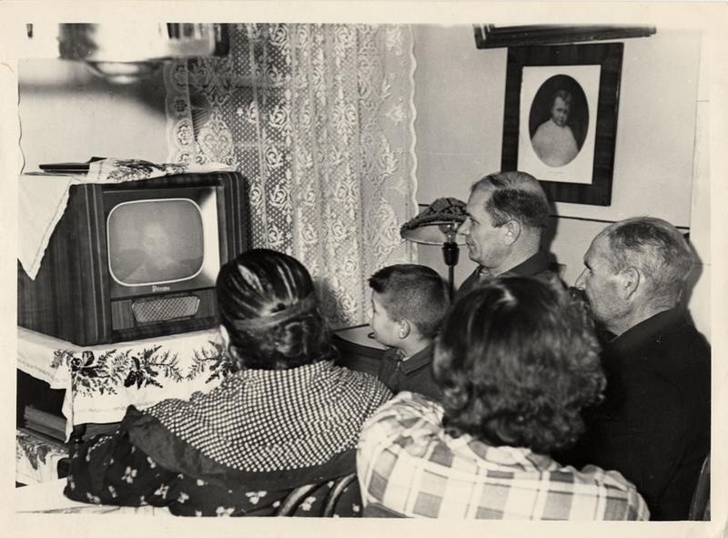 «У телевизора», 1961 год, Владимирская обл., г. Муром. Выставки&nbsp;«"Скованные одной цепью". У телевизора» и «СССР в 1961 году» с этой фотографией.