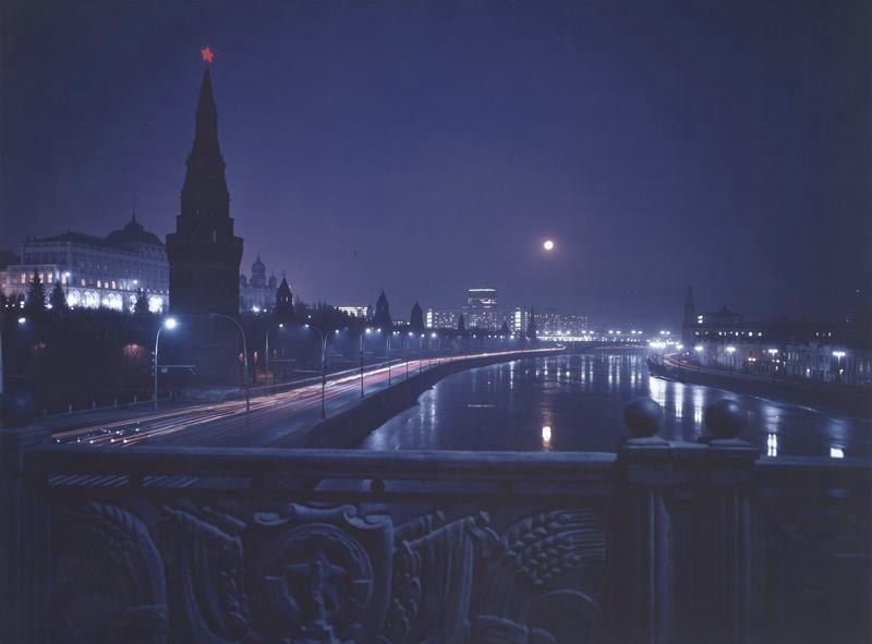 Вечерняя Москва, 1980-е, г. Москва. Выставки:&nbsp;«10 фотографий с Луной»,&nbsp;«Ночная Москва» с этим снимком.&nbsp;