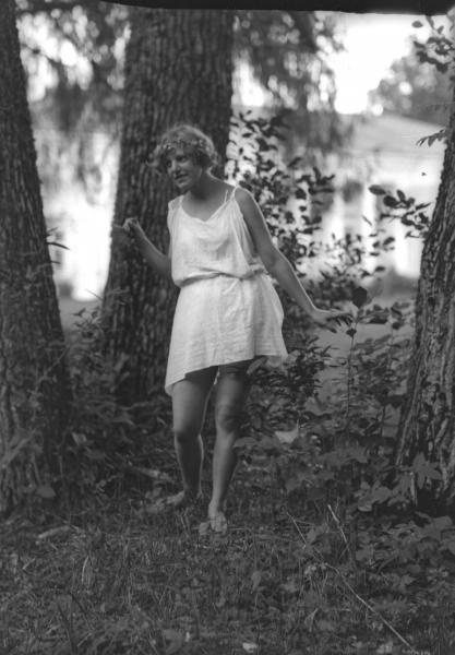 Девушка в тунике среди деревьев, 1920-е