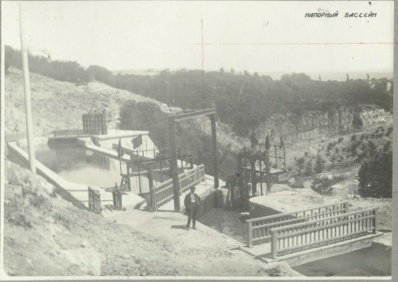Эриванская гидроэлектростанция - ЭРГЭС - мощность 4650 квт. Напорный бассейн, 1930-е, Ереван. Первая по времени пуска ГЭС Севано-Разданского каскада и старейшая ГЭС Армении - строительство станции началось в 1923 году, первая очередь пущена в мае 1926 года, вторая - в 1929 году.