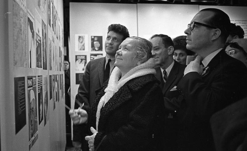 Нина Хрущева на выставке Американской графики, 1959 год, г. Москва