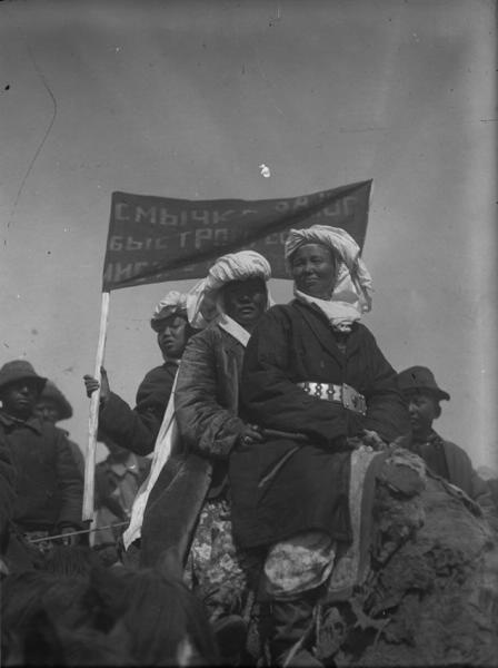 На смычку ТУРКСИБа. Туркменки на верблюде, 1930 год, Туркменская ССР. Выставка «Советская несоветская Туркмения» с этой фотографией.