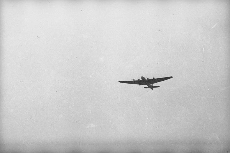Полет самолета ТБ-3, 1932 - 1939. Туполев ТБ-3 (также известный как АНТ-6) – советский тяжелый бомбардировщик, стоявший на вооружении с 1932 по 1946 год.