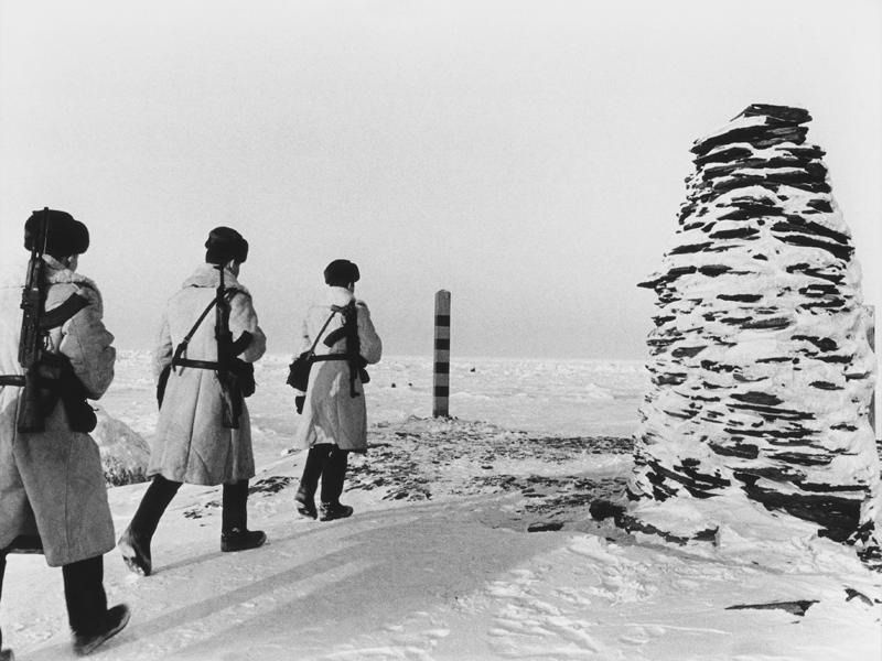 Пограничники несут службу на северной границе страны, 10 февраля 1972, Красноярский край. Выставка «На рубежах» с этой фотографией.