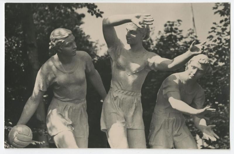 Скульптура «Девушки, играющие в мяч», 1950-е