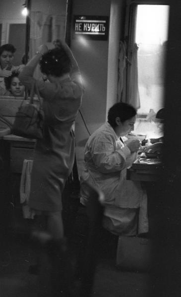 В парикмахерской, 1963 - 1964, г. Москва