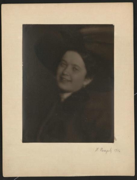 Ольга Александровна Петрова, 1911 год. Племянница фотографа, в замужестве Красовитова.