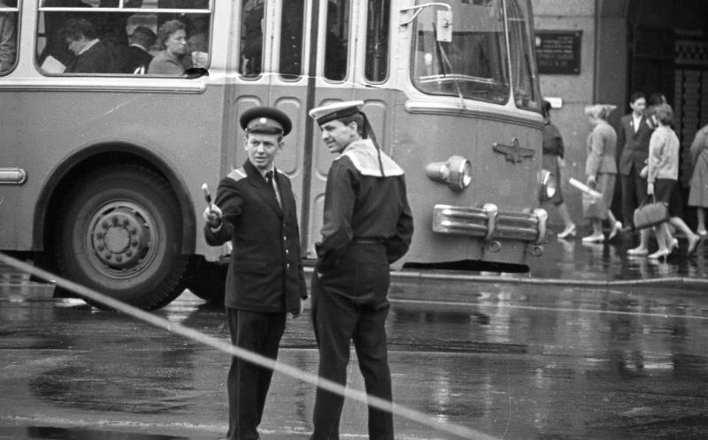 Постовой милиционер на Невском проспекте, 1960-е, г. Ленинград