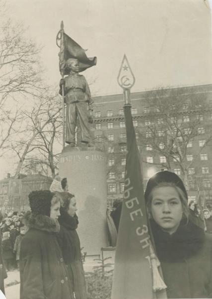 Торжественная пионерская линейка у памятника Павлику Морозову, 1948 - 1949