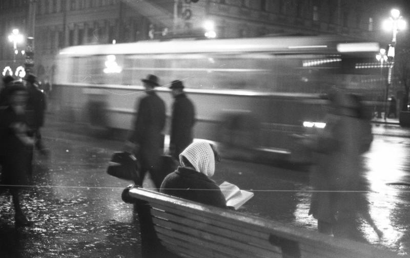 Вечер, 1965 год, г. Ленинград. Прохожие на Невском проспекте.