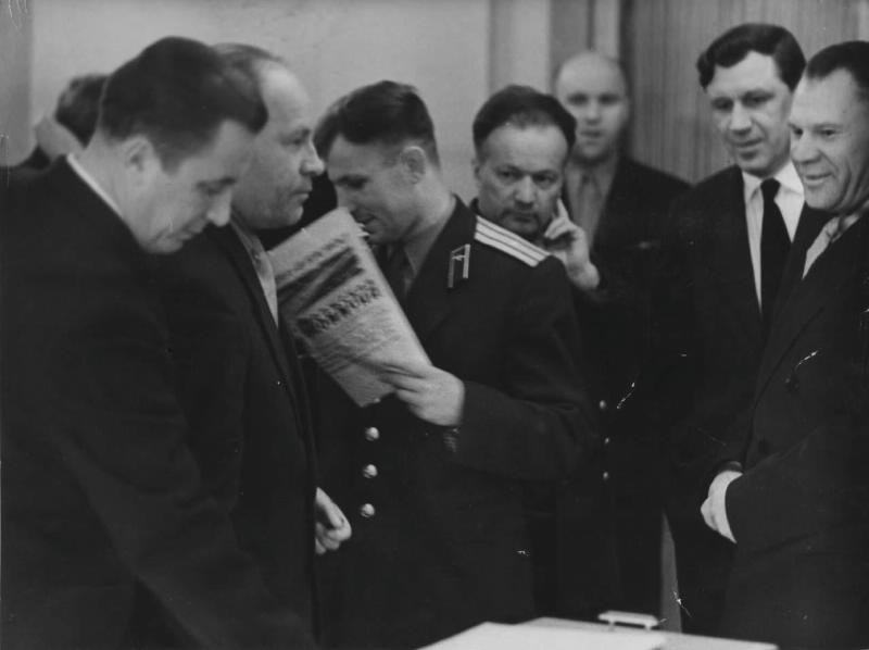 Юрий Гагарин среди руководителей космической программы и членов гос. комиссии, 1961 год
