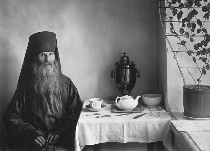 Монах Коневского монастыря в келье за чайным столом, 1900-е, г. Санкт-Петербург. Выставка «Монахи» с этой фотографией.