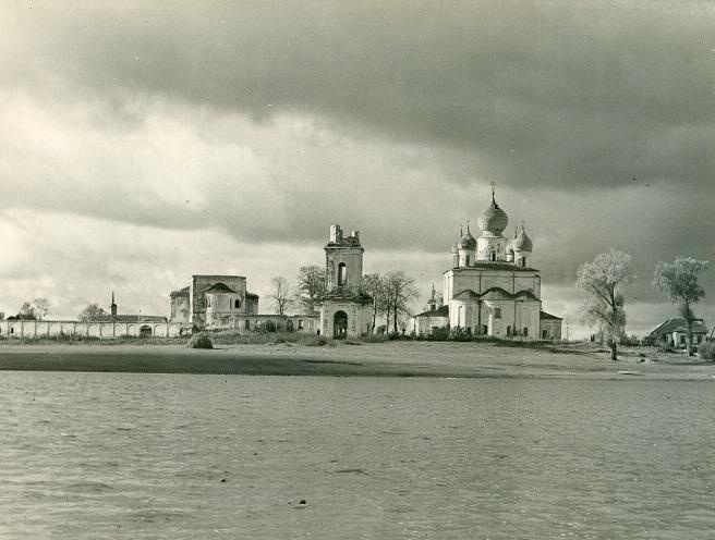 Клопский монастырь, август 1948, Новгородская обл.. Троицкий собор Клопского монастыря построен в  1562 году.&nbsp;Колокольня XVIII века.