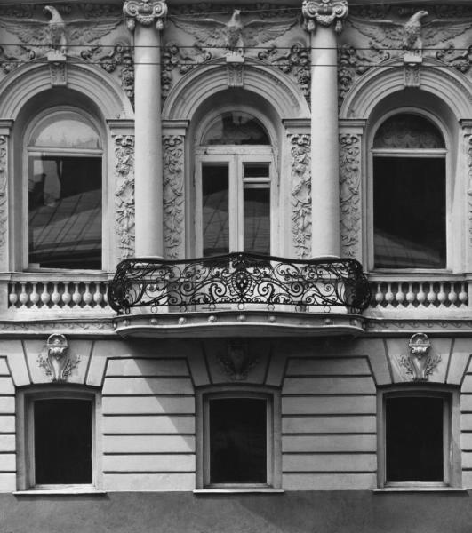 Особняк Коншина, 1970-е, г. Москва. В этом доме жил и в 1861 году умер герой Отечественной войны 1812 года Алексей Ермолов; до 1884 года владельцем был Владимир Коншин, затем — Вера Фирсанова, а с 1900 года — предприниматель-миллионер А. К. Ушков; в 1921—1922 годах в здании размещалась хореографическая студия Айседоры Дункан; в эти же годы здесь жил и работал поэт Сергей Есенин.