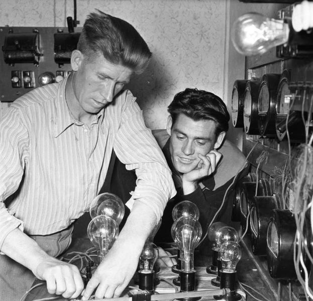 На занятиях, 1955 год, Украинская ССР, Новая Каховка. Владимир Орлов (бригадир бетонщиков) и студент-заочник Одесского гидротехнического института в лаборатории на занятиях. На стене закреплены вольтметры.