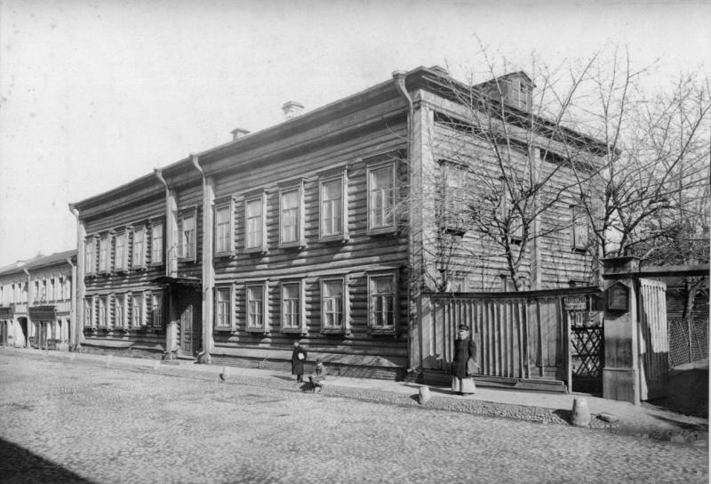 Московская окраина, 1900-е, г. Москва. На воротах надпись «Акушерка квартира №3».Соленая бумага.