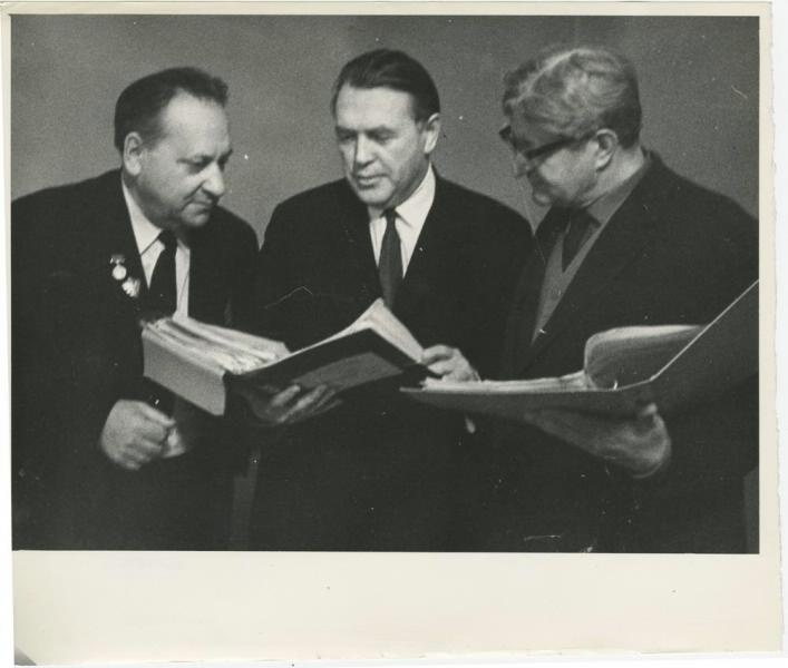 Виктор Темин и двое мужчин за изучением документов, 1 января 1980 - 31 января 1987