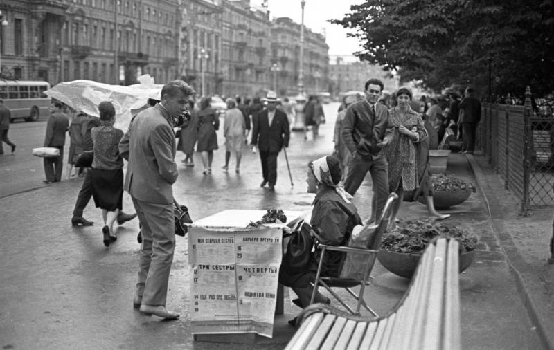 Продавщица театральных билетов на Невском проспекте, 1960-е, г. Ленинград