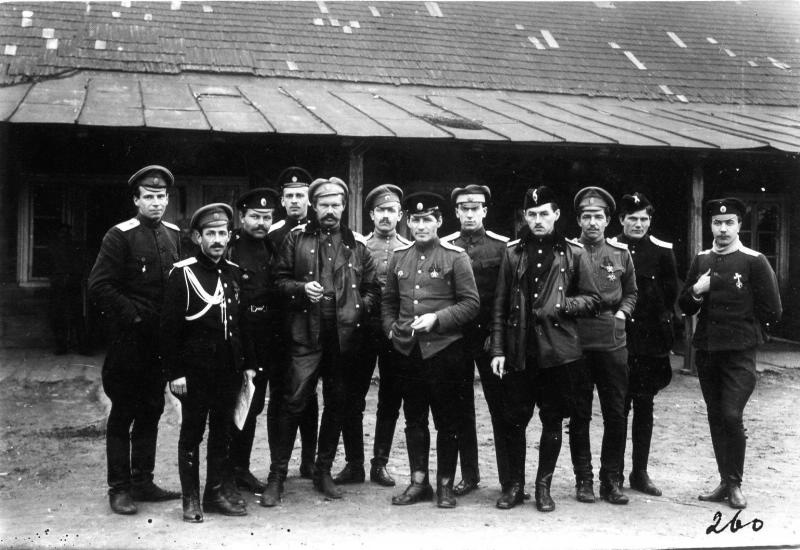 Офицеры 6-го корпусного авиационного отряда с командиром, штабс-капитаном Евгением Степановичем Пятосиным, 1915 - 1916