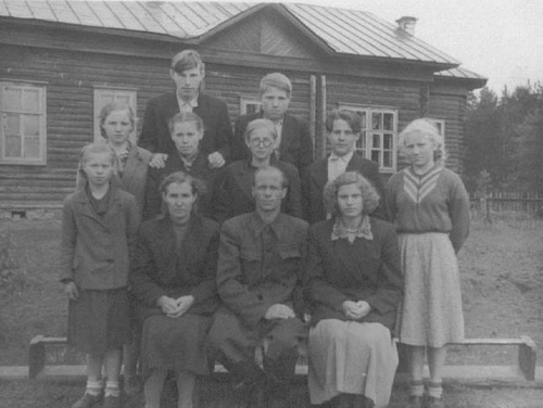Преподаватели и учащиеся сельской школы, 1950-е, дер. Харламово