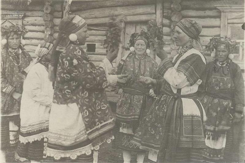 Крестьяне, готовящиеся к обряду в Троицын день, 1928 год, дер. Мелихово. Выставка «К цветку цветок...» с этой фотографией.