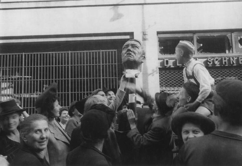 «Отвоевался», 1945 год, Германия, г. Берлин. Выставки: «Бои за Берлин» и&nbsp;«Холокост» с этой фотографией.&nbsp;