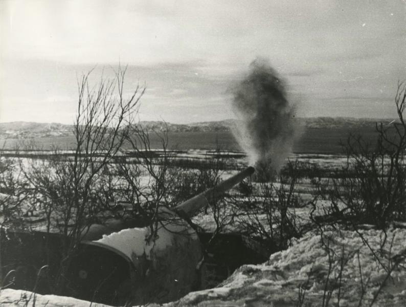 Огонь ведет батарея Поночевного, 1942 - 1943, Мурманская обл.. Видео «Сергей Шиманский» с этой фотографией.