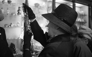 Госпожа Рамсинг в магазине сувениров, 1968 год. Из серии «Госпожа Рамсинг в СССР».