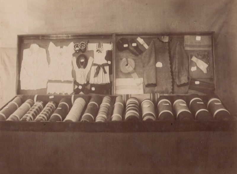 Ящик с изделиями учеников Дома трудолюбия, который был на выставке в Чикаго, и получил диплом, 1900-е, г. Череповец и Череповецкий район