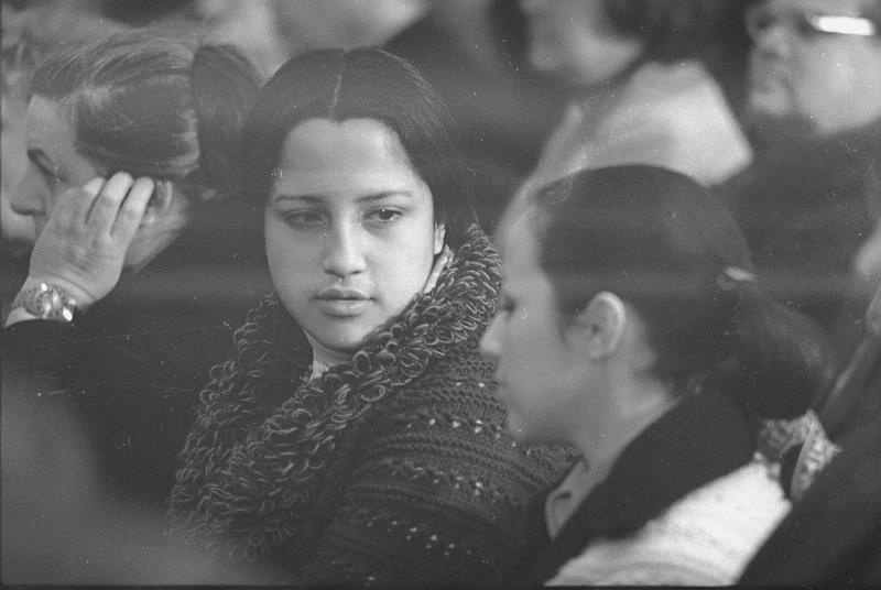 Дочери Луиса Корвалана Мария-Виктория и Вивиана в зале, 1976 год, г. Москва