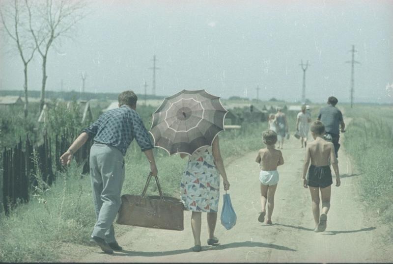 Семья на дороге, 1967 год, Волгоградская обл., г. Волжский. Выставка «Что такое семья?» с этой фотографией.