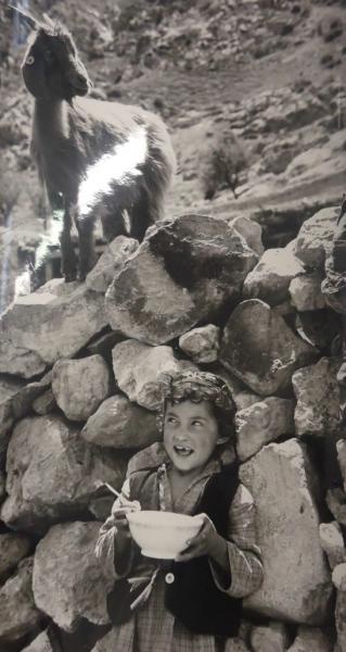 Девочка и козел, 1960-е, Средняя Азия. Выставка «Фотограф Леонид Бергольцев» с этим снимком.