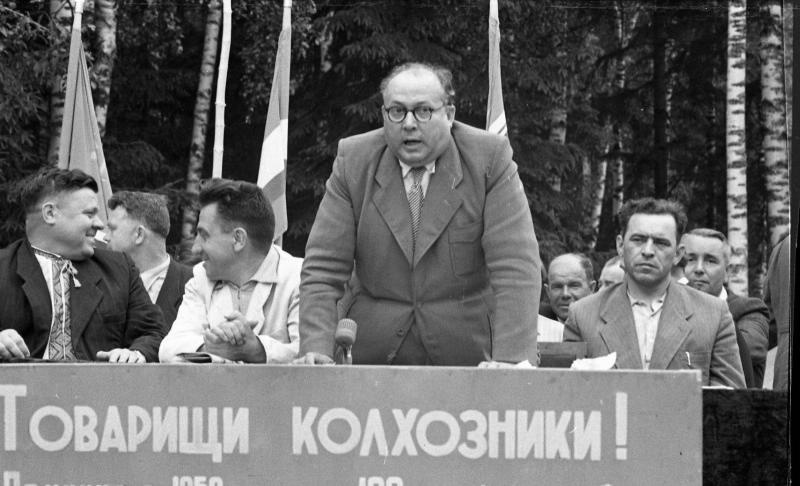 Праздник на озере Круглое. Выступление докладчика, 1958 год, Московская обл., Краснополянский р-н