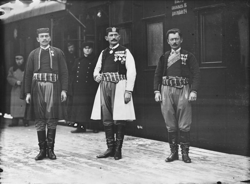 Обслуживающий персонал, телохранители и камердинер короля Черногории Николы I в национальной одежде на перроне вокзала, 1912 год, г. Санкт-Петербург