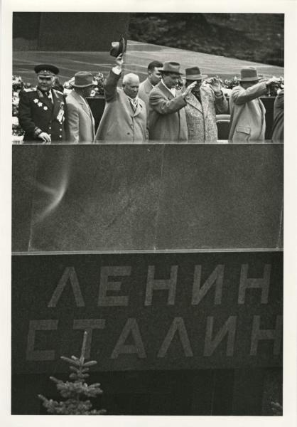 Первомайская демонстрация. Никита Хрущев на трибуне Мавзолея Ленина, май 1960. Видео «Кровавое прощание» с этой фотографией.